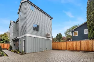 539 N 70th St, Seattle, WA 98103 - Photo 4