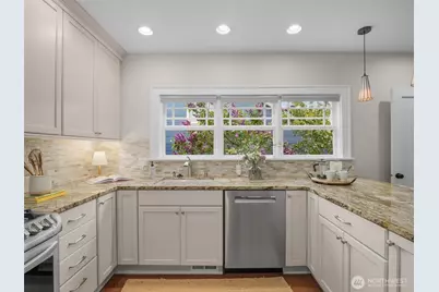 1423 Nob Hill Avenue N, Seattle, WA 98109 - Photo 10