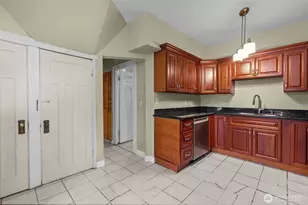 2010 NE 54th St, Seattle, WA 98105 - Photo 12