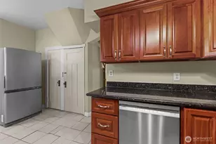 2010 NE 54th St, Seattle, WA 98105 - Photo 14