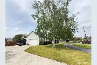 711 Locust Street, Omak, WA 98841 - Photo 2