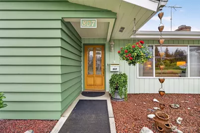 807 Jefferson Avenue NE, Renton, WA 98056 - Photo 2