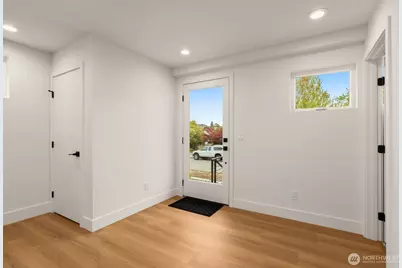 7403 Dayton Avenue N, Seattle, WA 98103 - Photo 2