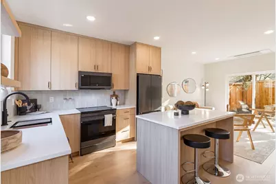 11013 Goodwin Way NE, Seattle, WA 98125 - Photo 2
