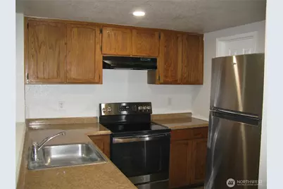 710 10th Street NE #D, Auburn, WA 98002 - Photo 2