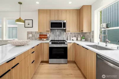 535 N 70th Street, Seattle, WA 98103 - Photo 12