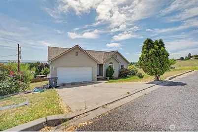 313 Peach Avenue, Sunnyside, WA 98944 - Photo 2
