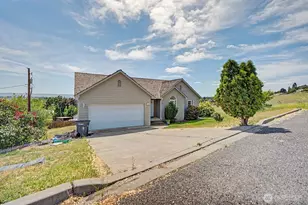 313 Peach Ave, Sunnyside, WA 98944 - Photo 2