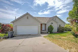 313 Peach Ave, Sunnyside, WA 98944 - Photo 1