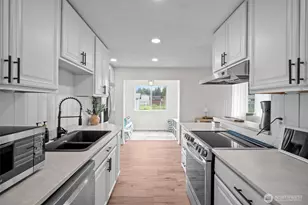 304 Rochester St E, Rainier, WA 98576 - Photo 6