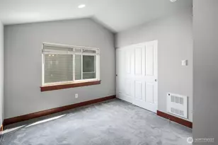 5260 Brooklyn Ave NE, Seattle, WA 98105 - Photo 16