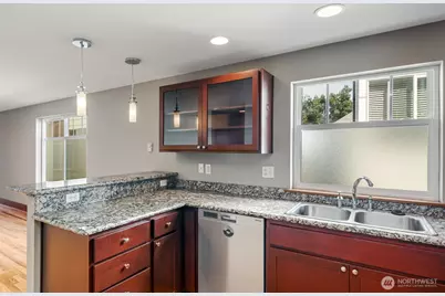 5260 Brooklyn Avenue NE, Seattle, WA 98105 - Photo 8