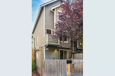 5260 Brooklyn Avenue NE, Seattle, WA 98105 - Photo 2