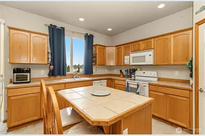 6822 38th Place NE, Marysville, WA 98270 - Photo 4