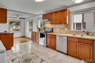10820 Lake Ridge Dr S, Seattle, WA 98178 - Photo 8