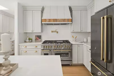 1014 4th Avenue N, Seattle, WA 98109 - Photo 8