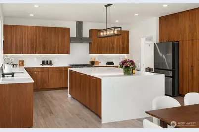 12516 Phinney Avenue N, Seattle, WA 98133 - Photo 6