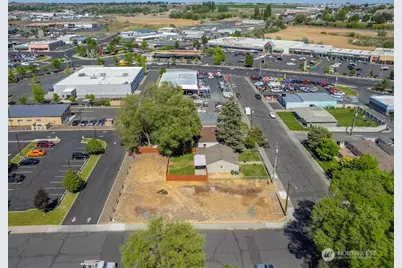 402 E Walnut Avenue, Moses Lake, WA 98837 - Photo 1