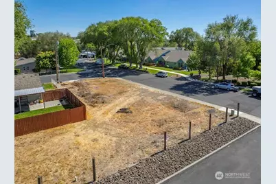 402 E Walnut Avenue, Moses Lake, WA 98837 - Photo 2