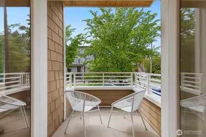 4208 Linden Avenue N, Seattle, WA 98103 - Photo 12