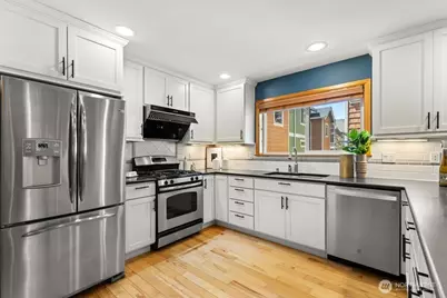 806 N 49th Street, Seattle, WA 98103 - Photo 4