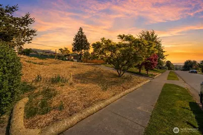 1027 15th Street, Bellingham, WA 98225 - Photo 2