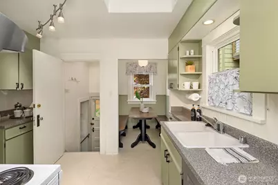 3505 Burke Avenue N, Seattle, WA 98103 - Photo 16