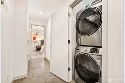8840 Interlake Avenue N, Seattle, WA 98103 - Photo 32