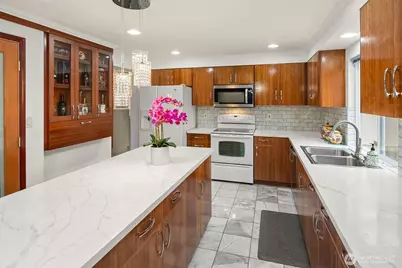 11426 81st Place S, Seattle, WA 98178 - Photo 2