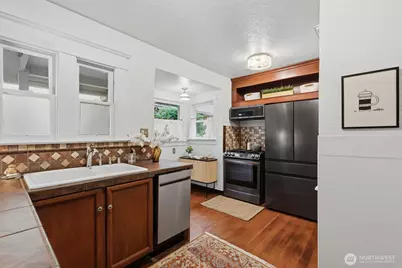 924 N 75th Street, Seattle, WA 98103 - Photo 12