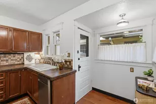 924 N 75th St, Seattle, WA 98103 - Photo 16