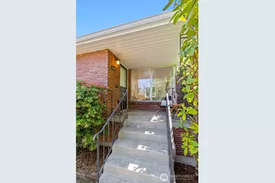 6542 43rd Avenue NE, Seattle, WA 98115 - Photo 2