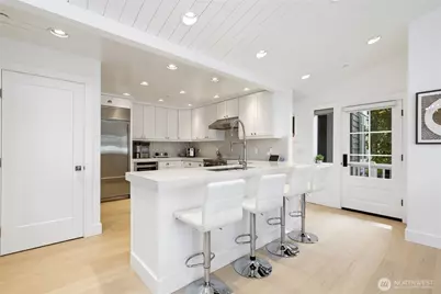 5021 Lakehurst Lane, Bellevue, WA 98006 - Photo 2