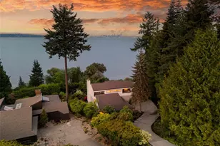 10879 Bill Point Cir NE, Bainbridge Island, WA 98110 - Photo 2