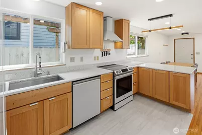 520 N 79th Street, Seattle, WA 98103 - Photo 16