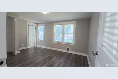 12053 70 Th Avenue S, Seattle, WA 98178 - Photo 8
