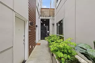 1498 NW 75th St, Seattle, WA 98117 - Photo 2