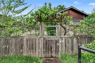 926 E Marine View Dr, Everett, WA 98201 - Photo 2