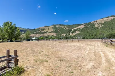 992 Highway 142 E, Lyle, WA 98635 - Photo 22