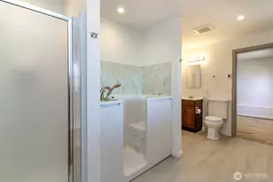 16235 NE 51st St, Redmond, WA 98052 - Photo 14