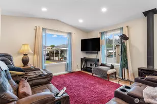 15266 Maple Dr, Renton, WA 98058 - Photo 4
