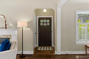 1020 NE 100th St, Seattle, WA 98125 - Photo 4