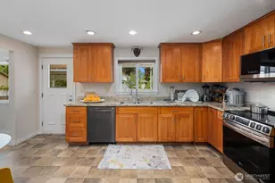 826 S 200th St, Des Moines, WA 98198 - Photo 8