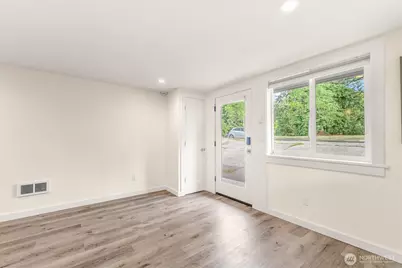 9251 N Ashworth Avenue N, Seattle, WA 98103 - Photo 12