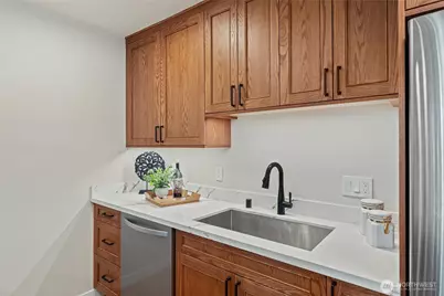 1400 Bellevue Way SE #1, Bellevue, WA 98004 - Photo 8