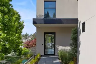9810 SE Shoreland Dr, Bellevue, WA 98004 - Photo 4
