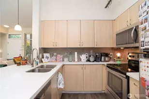 812 5th Ave N, Seattle, WA 98109 - Photo 6