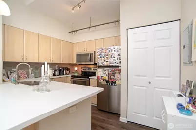 812 5th Avenue N #102, Seattle, WA 98109 - Photo 2