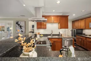 2565 Dexter Ave N, Seattle, WA 98109 - Photo 18