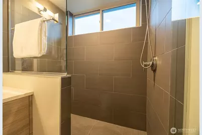 4413 Meridian Avenue N, Seattle, WA 98103 - Photo 16
